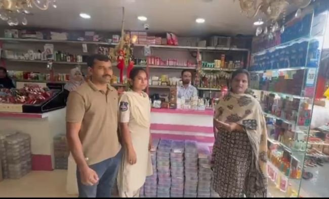 సోను లేడీస్ ఎంపోరియంలో అనుమతులు లేకుండా విటమిన్ సబ్బు విక్రయం