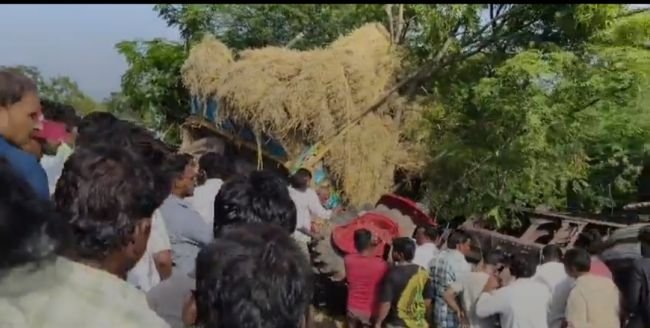  కుందూ నది వద్ద టాక్టర్, లారీ బోల్తా