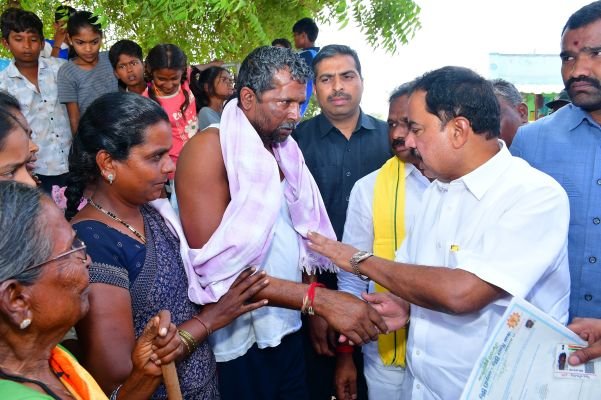 పక్షవాతంతో బాధపడుతున్న టీడీపీ కార్యకర్తకు ఎమ్మెల్యే అమిలినేని రూ.50 వేల ఆర్థిక సాయం