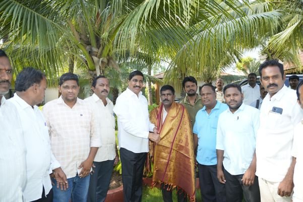 మద్దయ్య యాదవ్ ను సన్మానించిన మంత్రి బీసీ జనార్దన్ రెడ్డి