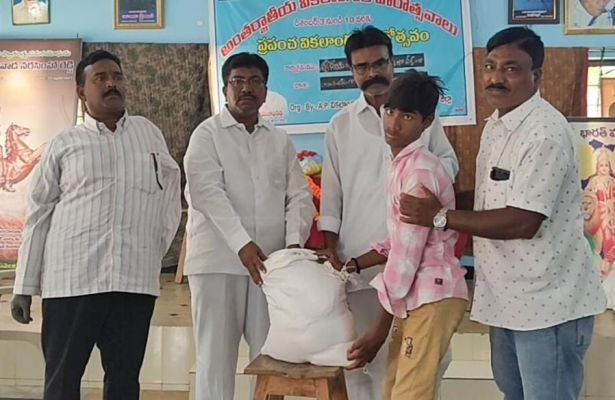 దివ్యాంగులకు లాయర్ కరుణాకర్ రెడ్డి చేయూత