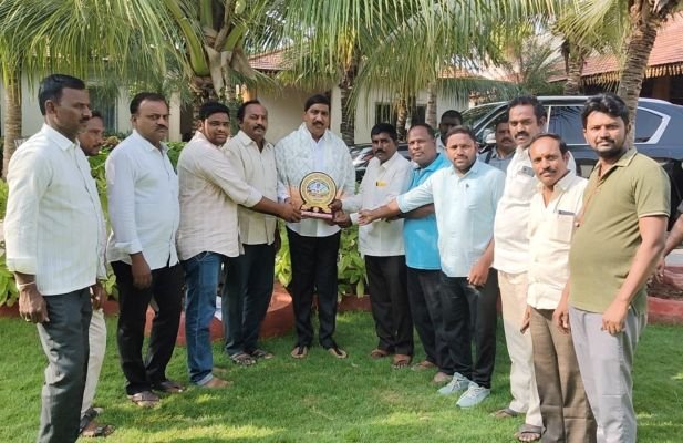 మంత్రి బీసీ ని మర్యాదపూర్వకంగా కలిసిన ఏపీడబ్ల్యూజేఎఫ్ నాయకులు