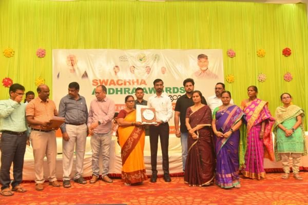 స్వచ్ఛ అంగన్వాడి గా పద్మ కలెక్టర్ నుండి అవార్డు