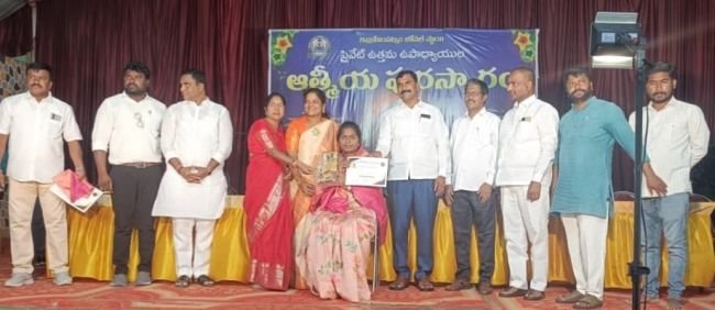 ఉత్తమ ఉపాధ్యాయ అవార్డు అందుకున్న రుగ్వేద పాఠశాల ప్రిన్సిపాల్ ,విద్యారంగంలో విశేష సేవలకు గుర్తింపుగా అవార్డు