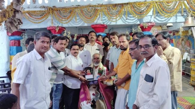 ఆదిపరాశక్తి  శ్రీ కాళికాదేవి, జగద్గురు శ్రీవీరబ్రహ్మేంద్రస్వామి వార్ల  దేవస్థానం. దర్శించుకున్న పద్మశ్రీ డా॥వేలు ఆనందాచారి స్థపతి..