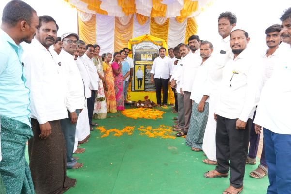 నాలుగు కోట్లతో తార్ రోడ్డు పనులకు శంకుస్థాపన 