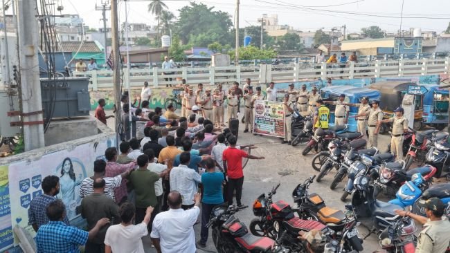 ఆపరేషన్ త్రిశూల్‌లో భాగంగా జిల్లా ఎస్పీ శ్రీ బి.ఉమామహేశ్వర్, ఐపీఎస్ గారి ఆదేశాల మేరకు కార్డెన్ అండ్ సెర్చ్ ఆపరేషన్లు నిర్వహించిన పోలీస్ అధికారులు