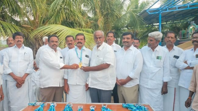 వైయస్సార్ సిపి పార్టీ కార్యకర్తలకు ఐడీ కార్డులు పంపిణీ