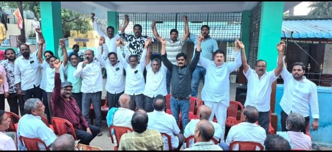 భోగాపురం పంచాయతీ కార్యాలయ ఆవరణలో పెద్ద ఎత్తున కదిలిన రైతాంగం