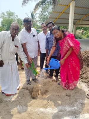మొక్కలు నాటిన ఎంపీడీవో
