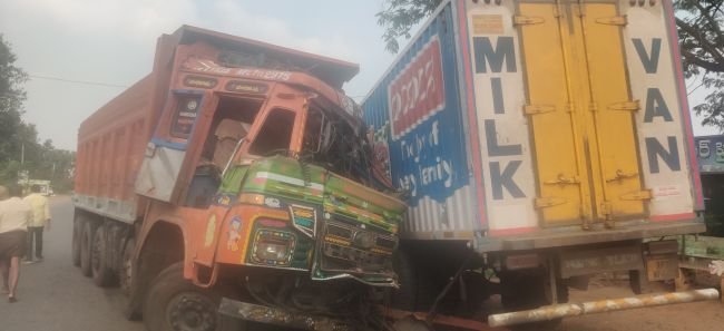 ఎదురెదురుగా రెండు లారీలు ఢీ 