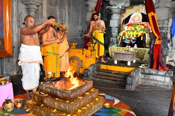 ఆలయంలో నిత్యారాధనలు  భక్తులతో కిటకిటలాడిన యాదాద్రి