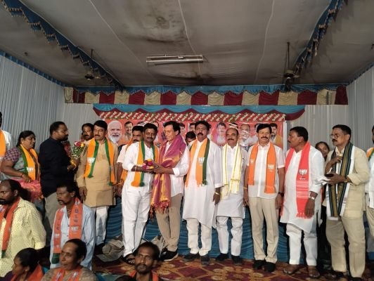 మోదీ అభివృద్ధికి ఆకర్షితులై బీజేపీలోకి 50 మంది చేరిక