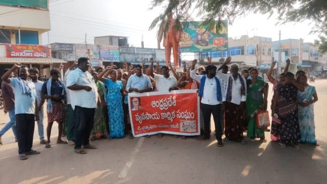 *గిరిజన మహిళల పై దాడి చేసిన వారిపై ఎస్సీ, ఎస్టి అట్రాసిటీ  కేస్ నమోదు చేయాలి..*