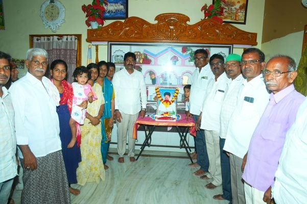 దూదేకుల ఆదాం కుటుంబాన్ని పరామర్శించిన ఎమ్మెల్యే ముత్తుముల రెడ్డి