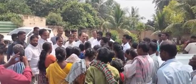 పంటలు ఎండిపోకుండా గోదావరి జలాలు విడుదల 