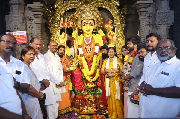నూకాంబికా అమ్మవారిని దర్శించుకున్న హోం మంత్రి అనిత కుటుంబ