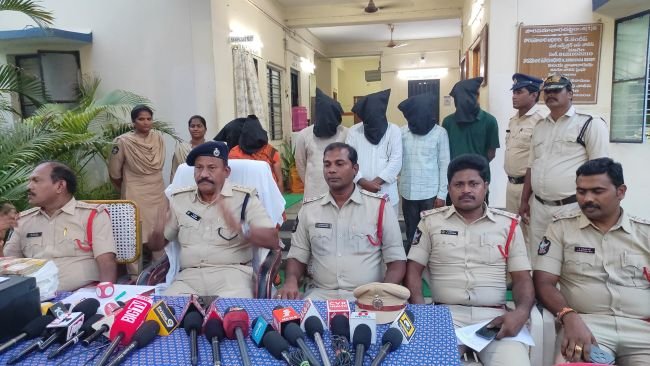 రెట్టింపు నగదు ఇస్తామని మోసం చేసిన 6 గురు అరెస్ట్ ఇంచార్జి డిఎస్పీ పి శ్రీధర్ 