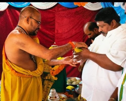 నారాయణస్వామి అభిషేకపూజల్లో ఇఓ నరసింహబాబు
