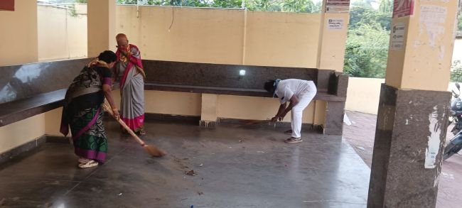 బస్ షెల్టర్ శుభ్రపరిచిన సాయి భక్తులు