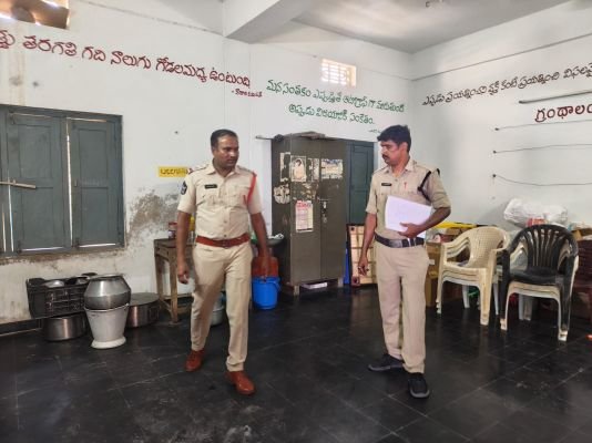 పోలింగ్ బూత్ లను పరిశీలించిన యస్. ఐ.