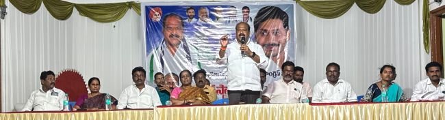 స్థానిక ఎన్నికలకు వైఎస్సార్‌సీపీ సన్నద్ధం  పెనుగంచిప్రోలులో పార్టీ శ్రేణులకు సభ్యత్వ కార్డుల పంపిణీ