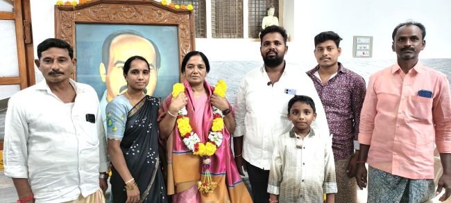 ఎమ్మెల్యే పరిటాల సునీతమ్మను కలిసిన నసనకోట ఎం జె పి విద్యా కమిటీ చైర్మన్ సౌజన్య
