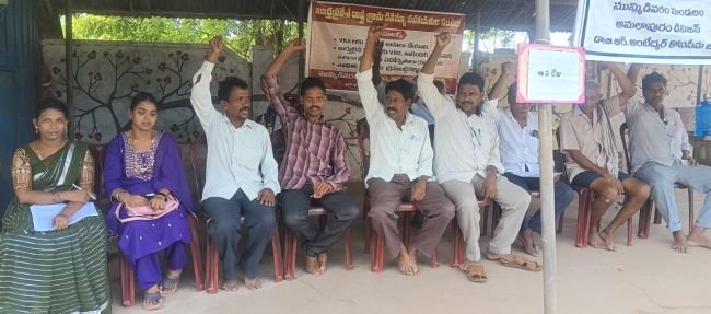 19వ రోజుకు చేరిన వీఆర్ఏల నిరసన దీక్షలు:
