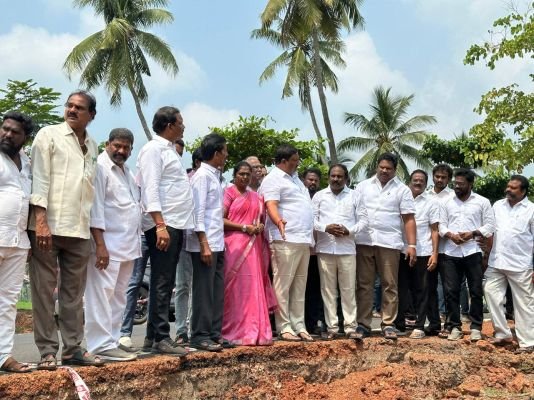 నాణ్యత లోపంతో పాడైన రోడ్డును పరిశీలించిన చిర్ల జగ్గిరెడ్డి...