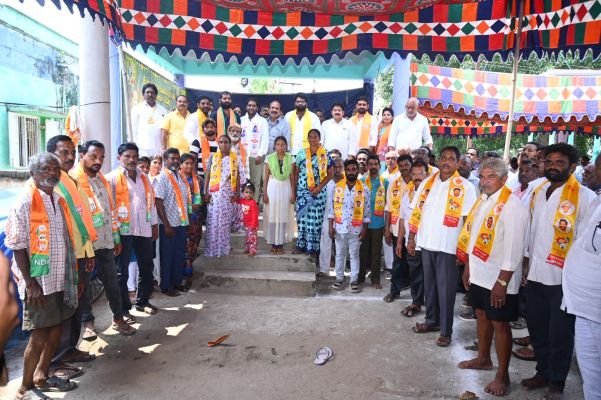 వైసీపీకి షాక్ ఇచ్చిన కూటమి. ఎమ్మెల్యే నల్లమిల్లి ఆధ్వర్యంలో వైసీపీ నుండి కూటమిలోకి పలువురు చేరిక. 