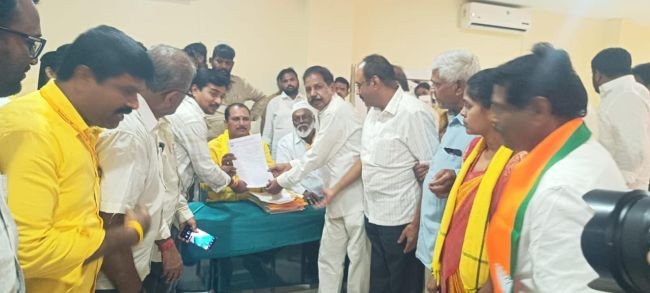 కార్పొరేషన్ ఎన్నికల్లో చేనేత వర్గానికి ప్రాతినిధ్యం కల్పించాలి  ఎమ్మెల్యే దగ్గుపాటికి చేనేత కార్మికుల ఐక్య వేదిక వినతి
