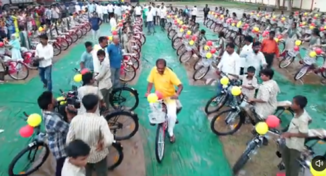 పాలకొల్లులో విద్యార్థులకు ఉచితంగా 250 సైకిళ్ల పంపిణీ