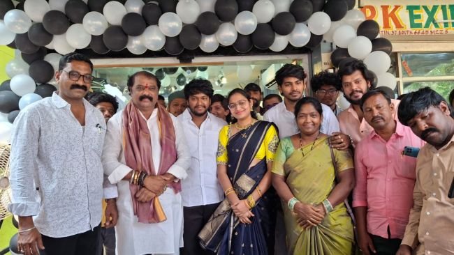 గుత్తిలో నూతన వస్త్ర దుకాణం ప్రారంభించిన ఎమ్మెల్యే గుమ్మనూరు జయరాం
