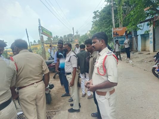 *వాహనదారులకు విద్యార్థుల కౌన్సెలింగ్  ఎస్సై కుటుంబరావుగారు* 