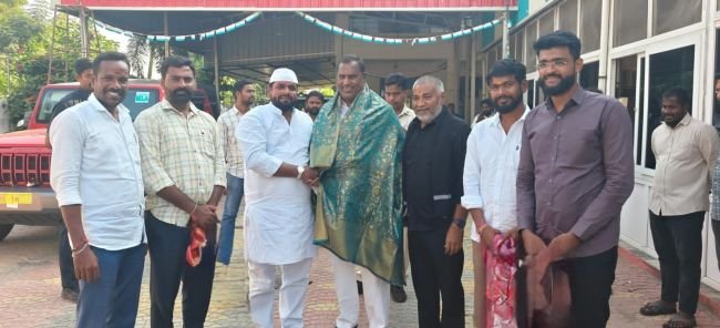 మంత్రి అడ్లూరి లక్ష్మణ్‌. డిసిసి అధ్యక్షులు గాజంగి నందయ్య లను సన్మానించిన జిల్లా కాంగ్రెస్ ప్రధాన కార్యదర్శి  పాషా