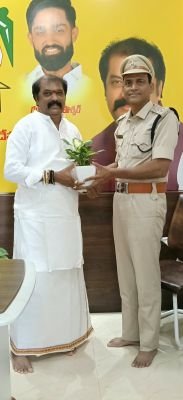 ఎమ్మెల్యే గుమ్మనూరు జయరాంను మర్యాదపూర్వకంగా కలిసిన నూతన డీఎస్పీ