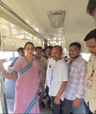 ప్రజలతో మమేకమైన ఎమ్మెల్యే 