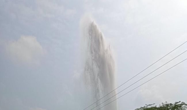 పైప్ లైన్ లీక్ తో భారీ గా నీరు వృథా.