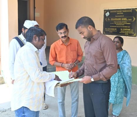 ఈ.వీ.ఎం గోదాము తనిఖీ చేసిన కలెక్టర్