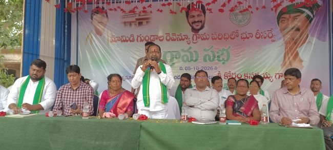 మామిడి గుండాల భూరి సర్వే గ్రామంలో మాట్లాడుతున్న ఎమ్మెల్యే కోరం కనకయ్య