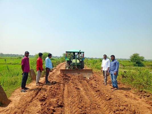 బొక్కివాగు కట్టపై రోడ్డు మరమ్మతులు