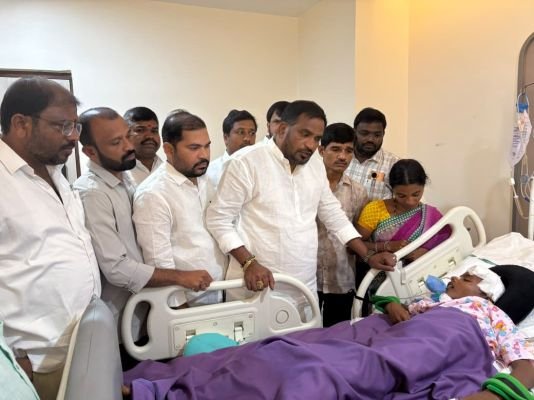  *గాయపడిన విద్యార్థికి బీర్ల అయిలయ్య ఆపన్నహస్తం* 