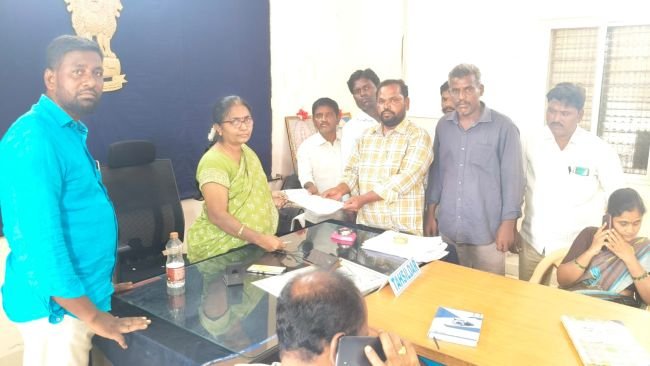 దళిత కాలనీల్లో మౌలిక వసతులు కల్పించాలి