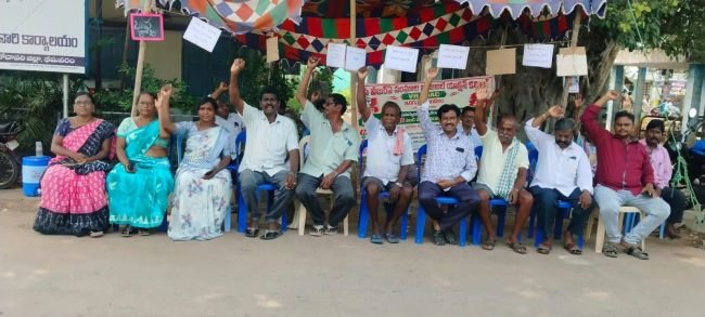 వి ఆర్ ఏ తమ సమస్యలు పరిస్కారం కోరుతూ చేపట్టిన పోరు బాట 