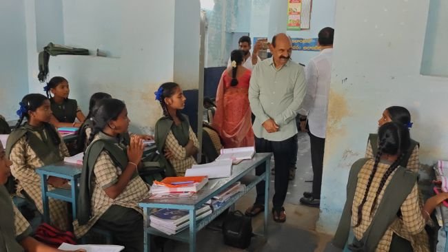 నంద్యాలలో పలు పాఠశాలలను ఆకస్మికంగా తనిఖీ చేసిన రాష్ట్ర మంత్రి ఎన్ఎండి ఫరూక్