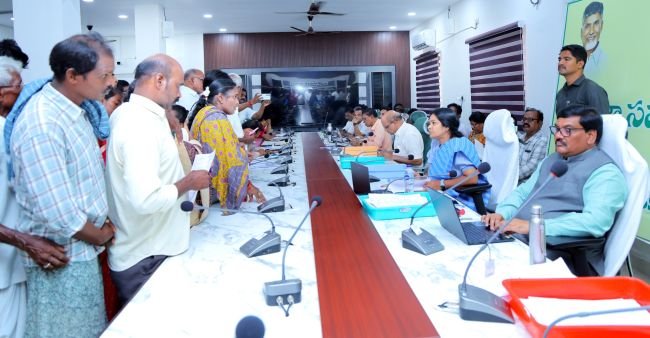 పి జి ఆర్ ఎస్ లో అర్జీలను స్వీకరించిన కలెక్టర్‌, జేసీ