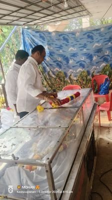 మృతుడి కుటుంబ సభ్యులను పరామర్శించిన టీడీపీ సీనియర్ నాయకులు