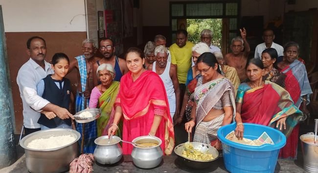 అనాధ వృద్ధులకు అన్నదానం