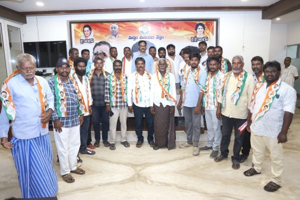 తెట్టెలపాడు నుంచి  కాంగ్రెస్ పార్టీ లో చేరిన 25 కుటుంబాలు.-- మంత్రి పొంగులేటి అభివృద్ధి, సంక్షేమ కార్యక్రమాలకు ఆకర్షితులై చేరిక