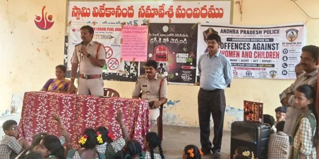 విద్యార్థులు చెడు వ్యసనాలకు దూరంగా ఉండాలి ఆకివీడు సీఐ కాళీచరణ్